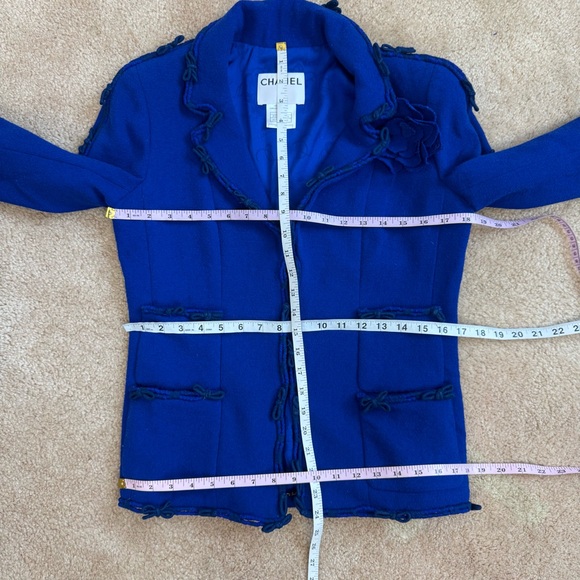 Chanel Métiers d’Art 2007 “Paris–Londres” Royal Blue Wool Jacket Camellia Brooch - Picture 6 of 15